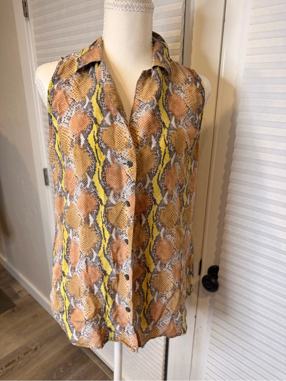 Sleeveless Snake Print Button-Front Top in Yellow and Brown 0577